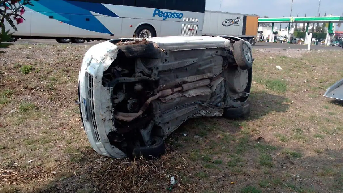 Todo quedó en un fuerte susto de este aparatoso accidente. .Foto Luis Luévanos  El Sol de San Juan del Río.